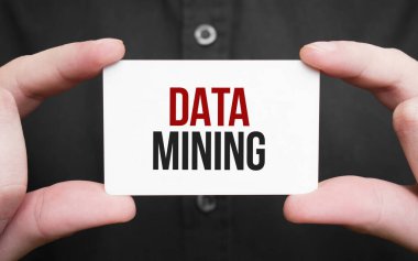 Üzerinde DATA Madencilik yazan bir kart tutan iş adamı, iş konsepti