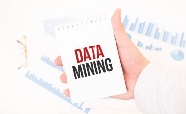 İş adamı elinde beyaz bir not defteri tutuyor DATA Madencilik, iş konsepti