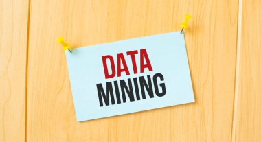 Tahta duvara yapıştırılmış yapışkan nota yazılmış DATA Madencilik tabelası