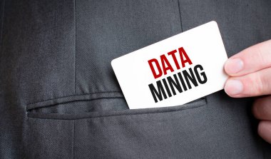 Üzerinde DATA Madencilik yazan kart, iş adamı kıyafeti cebinde. Yatırım ve kararlar iş konsepti.