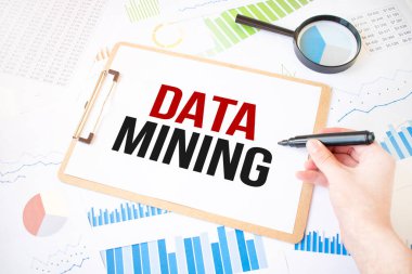 Beyaz kağıt üzerinde DATA Mining metin ve diyagramda işadamı eli işaretleyici. İş konsepti