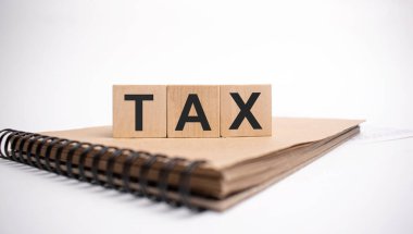 Tahta küplere KPI 'yi ve beyaz arkaplanda renkli not defterini yaz