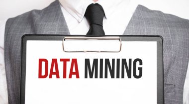 Elinde DATA Madencilik mesajı olan bir kağıt parçası tutan bir iş adamı.