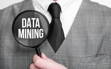 Beyaz arka planda büyüteç olan bir iş adamı. Veri Madencilik İşareti