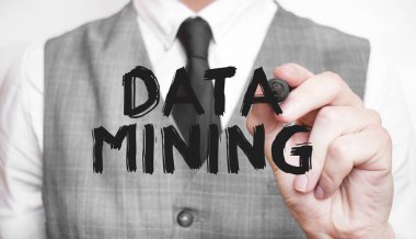 İşadamı DATA Madencilik 'i işaret ve iş konseptiyle yazıyor.