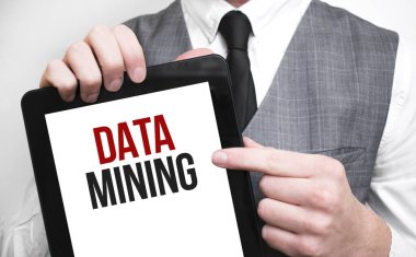 İşadamı, iş konseptini tablette gösteriyor. Veri tabanında duruyor.