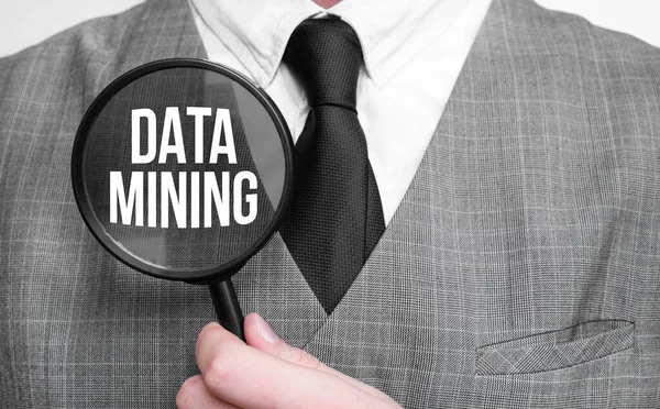 Beyaz arka planda büyüteç olan bir iş adamı. Veri Madencilik İşareti