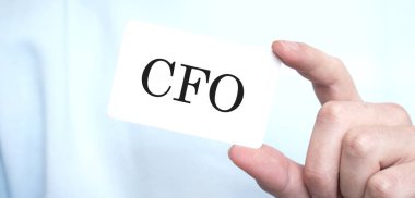 İş adamı elinde CFO yazılı bir kart tutuyor, iş konsepti.