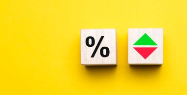 Tahta küplerdeki yüzde işareti, fotokopi alanı olan sarı arka plana karşı. Satış ve indirim kavramı.