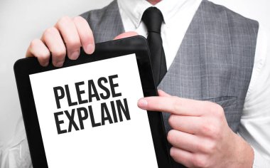 İş adamı iş konseptini ofiste duran tablette gösteriyor. Lütfen açıklayın.