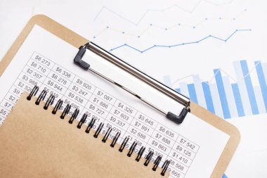 İçinde rakamlar olan mavi bir tabloda. İş ve mali konsept