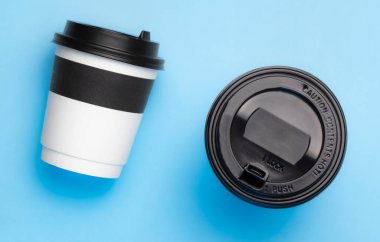 Kahve fincanları mavi arkaplan görünümünde.