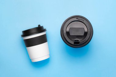 Kahve fincanları mavi arkaplan görünümünde.