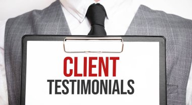 Kağıt tutmakta olan bir iş adamı. Müşteri ifadeleri ile birlikte.