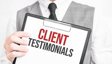 Kağıt tutmakta olan bir iş adamı. Müşteri ifadeleri ile birlikte.