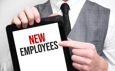 İşadamı, iş konseptini tablette gösteriyor. Yeni ofiste duruyor.