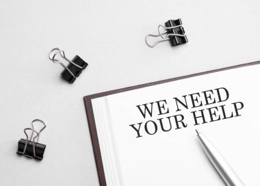 Kağıt ve metin. Yardımınıza ihtiyacımız var. Kalem ve ofis araçları, beyaz arkaplan. iş kavramı