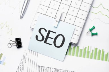 Kağıt deftere SEO yazılı kelimeler. İş yeri. İş konsepti.