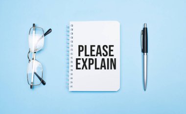 Lütfen mavi arka planda beyaz not defteriyle, kalemle ve gözlüklerle açıklayın. Kavram