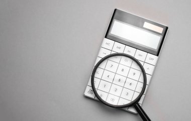 Elektronik hesap makinesi ve büyüteç. İş aksesuarları. İş ekonomisi, hesap makinesi, masaüstü.