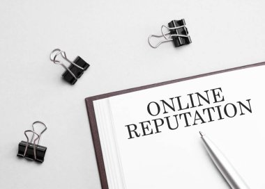 Yazılı kağıt notlar ONLINE REPUTATION, kalem ve ofis araçları, beyaz arkaplan. iş kavramı
