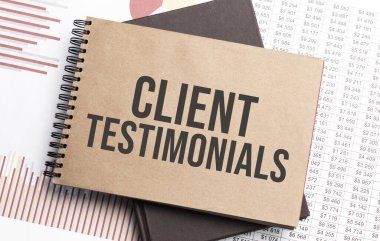 Çizelge ve numaralar üzerinde metin istemcisi ifadeleri olan not defteri. İş konsepti.