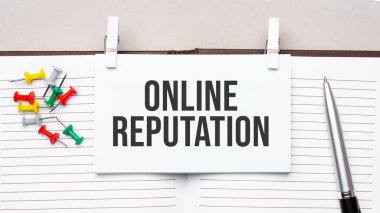 Ofis araçları ile günlük üzerindeki çıkartmalar üzerinde ONLINE REPUTATION metin