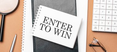 Not defterinden Win 'e ve kahverengi arka planda çeşitli iş belgelerini girin. Kahverengi gözlükler ve not defteriyle büyüteç.