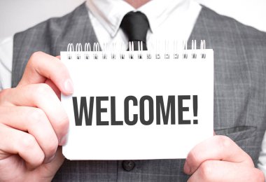 Not defteri olan bir iş adamı. Hoş geldiniz. İş konsepti