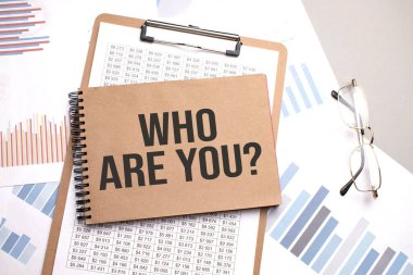 Çizelgelerde ve numaralarda kim olduğun yazılı değil. İş konsepti.