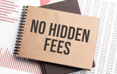 Çizelge ve numaralarda Gizli Ücret Yok yazılı not defteri. İş konsepti.