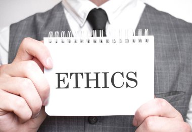 ETHICS 'den not defteri olan bir iş adamı. İş konsepti
