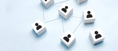 Ahşap bloklar mavi arka planda birbirine bağlanmış. Takım çalışması konsepti