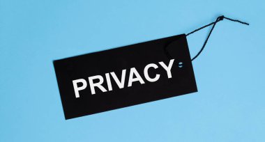 Mavi arka planda özel kelimelerin asılı olduğu etiket. Metin için boşluk