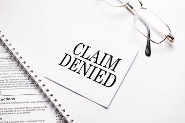 İş konsepti. Not Defteri Gri arkaplanda notlar ve gözlükler için reddedilmiş beyaz kağıt sayfası