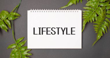 Gerçek yapraklı LIFESTYLE metni tropikal orman arka planı. Düz dizayn..