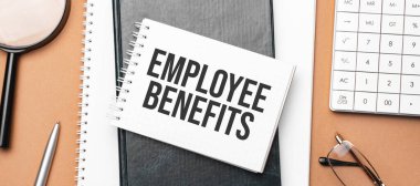 Not defterinde çalışan yardımları ve kahverengi arka planda çeşitli iş evrakları. Kahverengi gözlükler ve not defteriyle büyüteç.