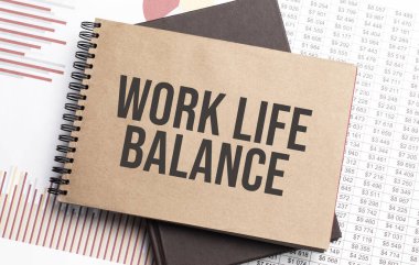 Çizelgeler ve numaralar üzerinde metin işi yaşam dengesi olan not defteri. İş konsepti.