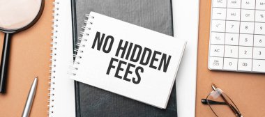 Not defterinde gizli ödemeler ve kahverengi arka planda çeşitli iş belgeleri yok. Kahverengi gözlükler ve not defteriyle büyüteç.