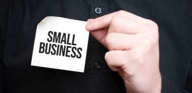 İş adamı küçük işletme ve iş konsepti içeren bir kart tutuyor.