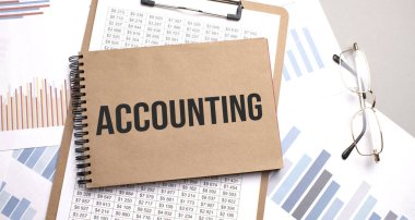 Sayıların ve çizelgelerin olduğu bir not defteri. İş konsepti.