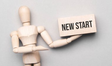 Tahta adam yeni bir başlangıç ve konsept ile beyaz tahtaya bir elle görünür