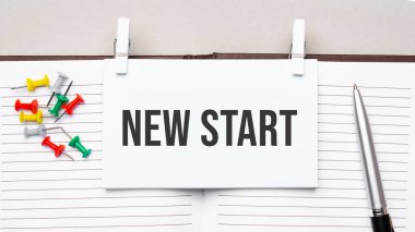 Ofis araçları ile günlük üzerindeki çıkartmalar üzerinde yeni bir başlangıç metni