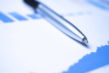 mavi çizelgeler, grafikler, veriler üzerine kalem ve eğitim ve iş kavramları için geçmiş ve raporlar