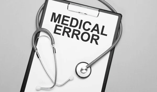 Слова Medical Error Написаны Белой Бумаге Сером Фоне Рядом Стетоскопом — стоковое фото