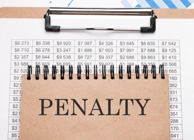 Tablolarda ve numaralarda yazılı bir not. İş konsepti.