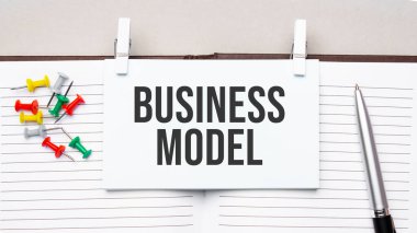 Ofis araçları ile günlük üzerindeki etiketler üzerinde metin iş modeli