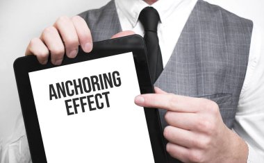 İşadamı, iş kavramını tablet üzerinde sunuyor.