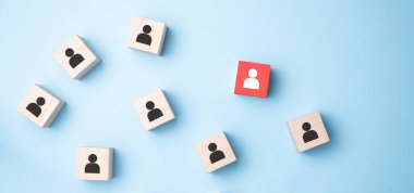 Tahta blokların görüntüsü, insanların simgesi, güçlü bir takım oluşturmak, insan kaynakları ve yönetim konsepti - Görüntü