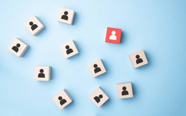 Güçlü bir takım kurmak, insanların pembe arkaplan, insan kaynakları ve yönetim kavramına sahip olduğu tahta bloklar.